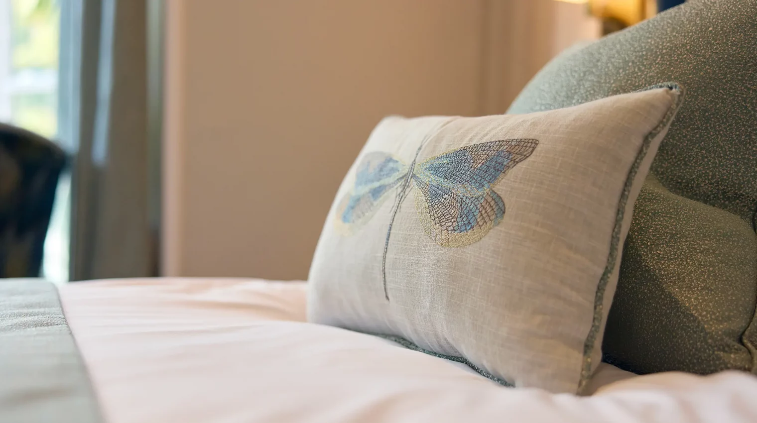 Background image of pillows on a bed at Lakeside Hotel