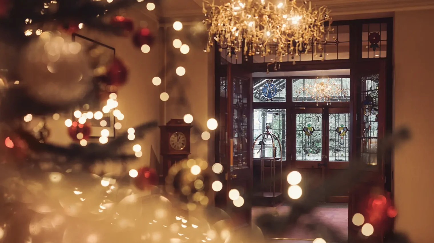 Christmas scene in the lobby of the Lakeside hotel with twinkling lights, chandeliers and the entrance doors in the background